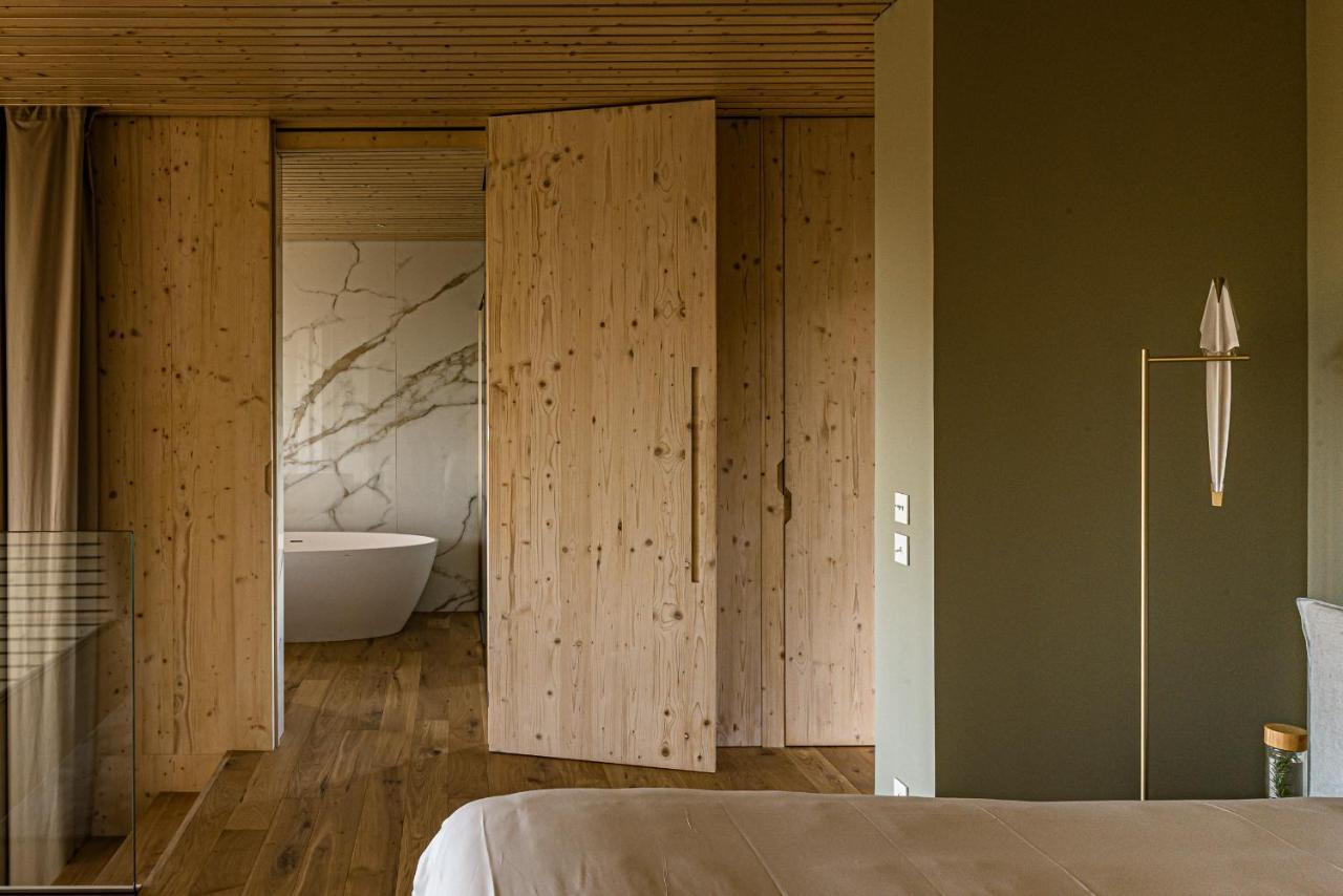 chambre kaki et bois avec salle de bain marbre