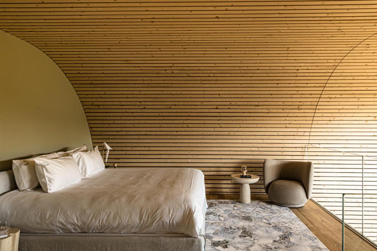 chambre kaki et bois sur mezzanine vitrée