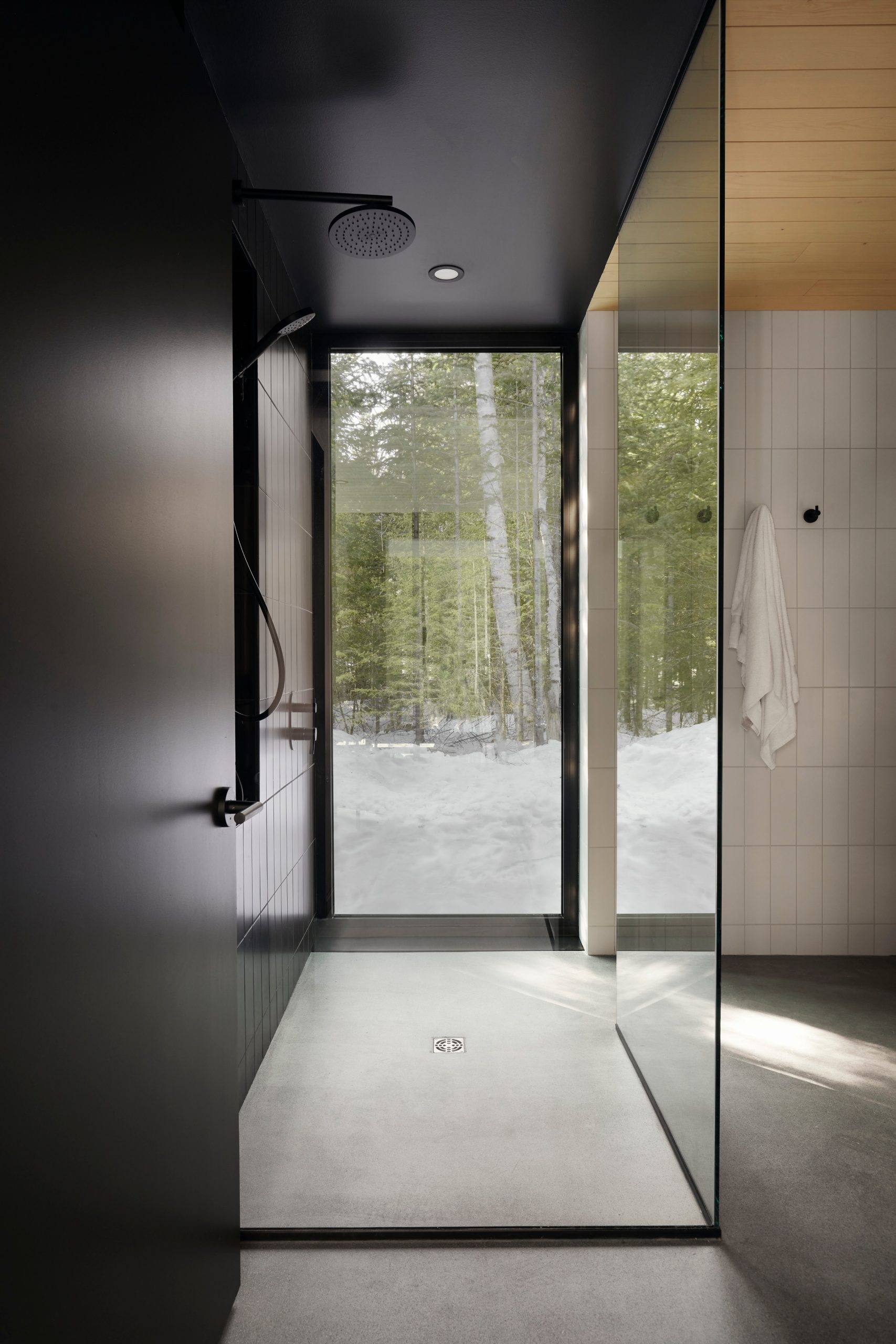 douche design noire avec fenêtre douche design noire avec fenêtre