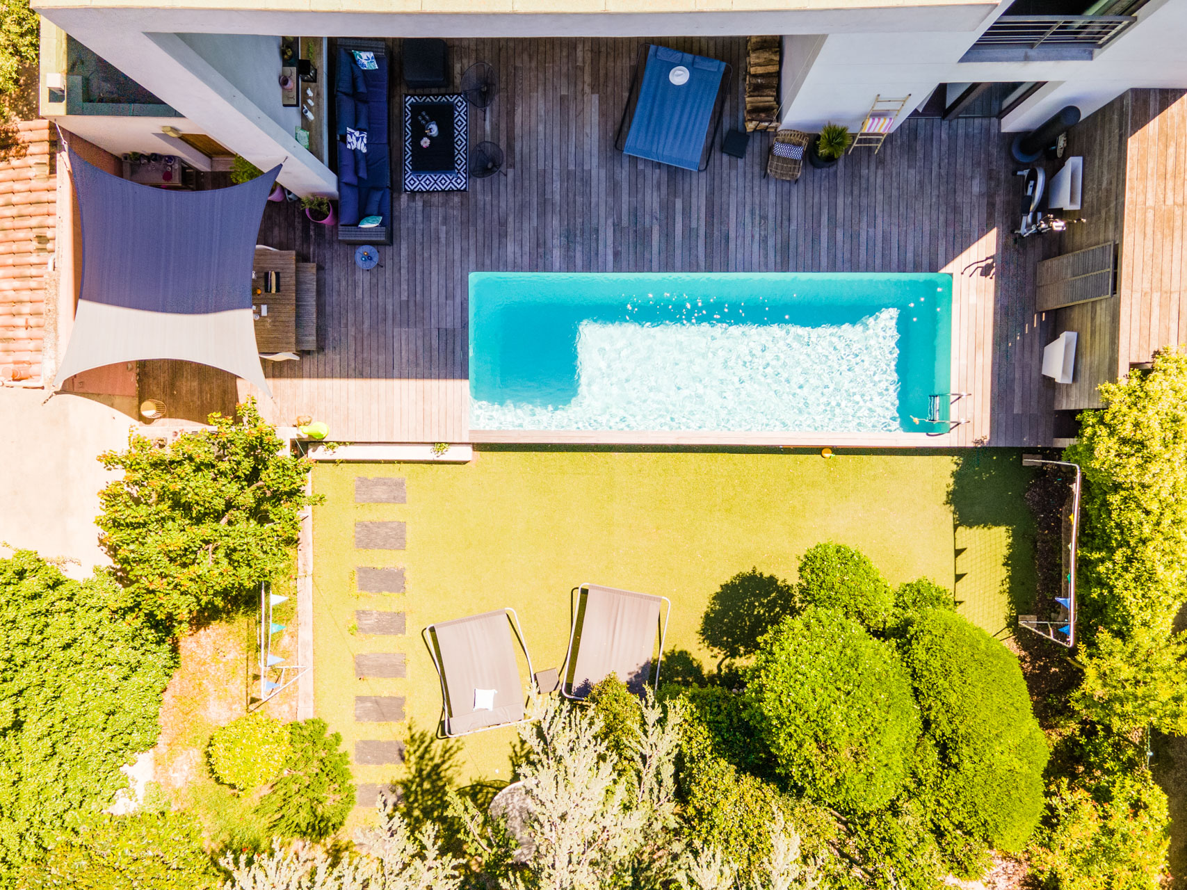 vue aérienne terrasse bois et piscine