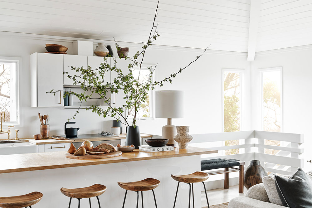 cuisine blanche dans maison en bois