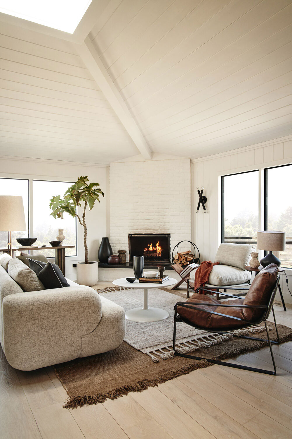salon avec cheminée maison en bois