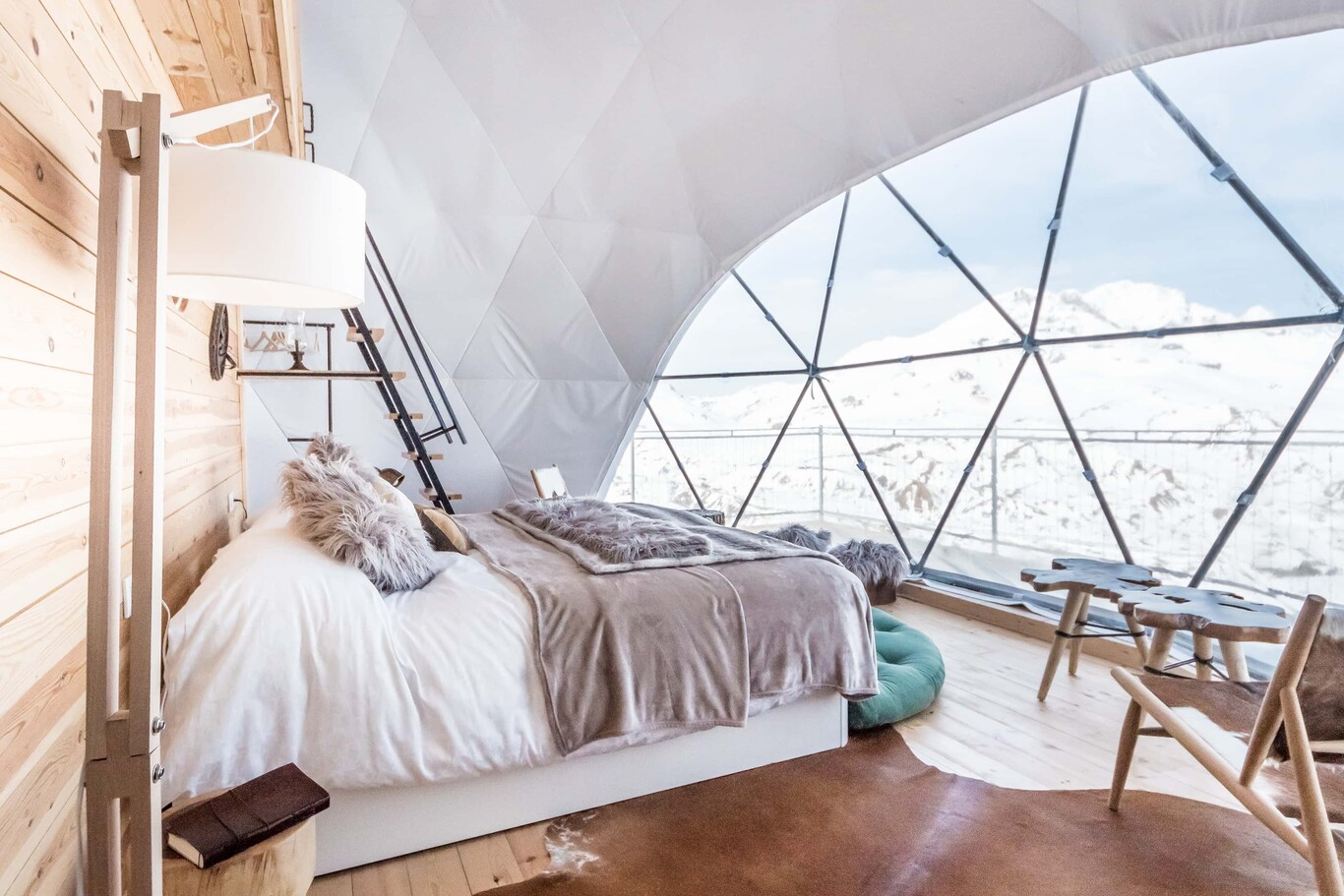 Une petite maison de 35m2 comme un igloo design dans la neige