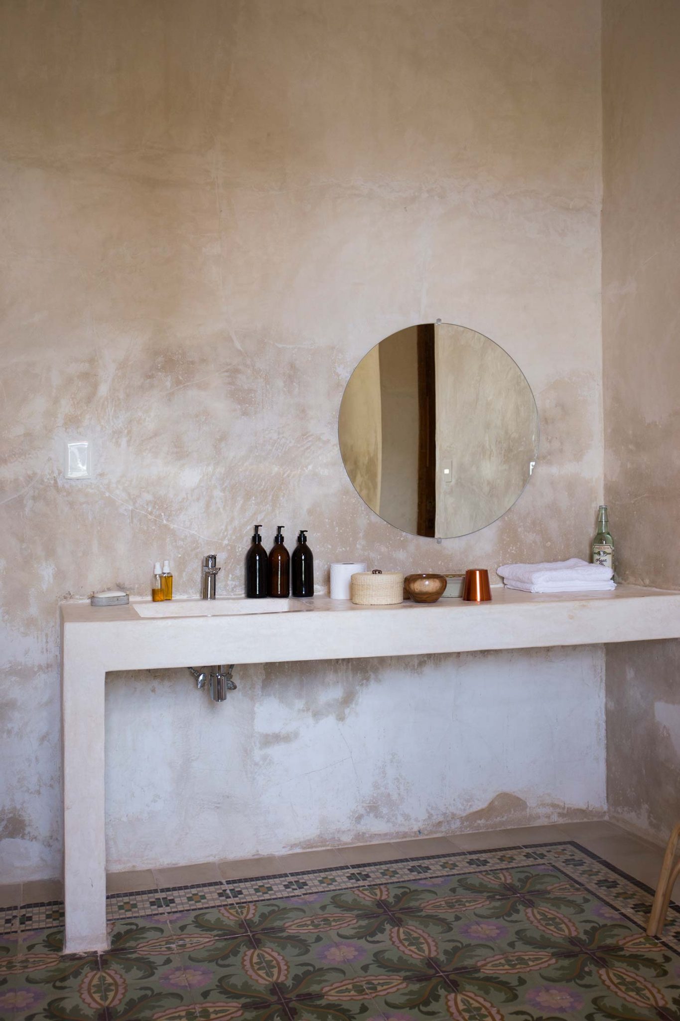 salle de bain avec enduit