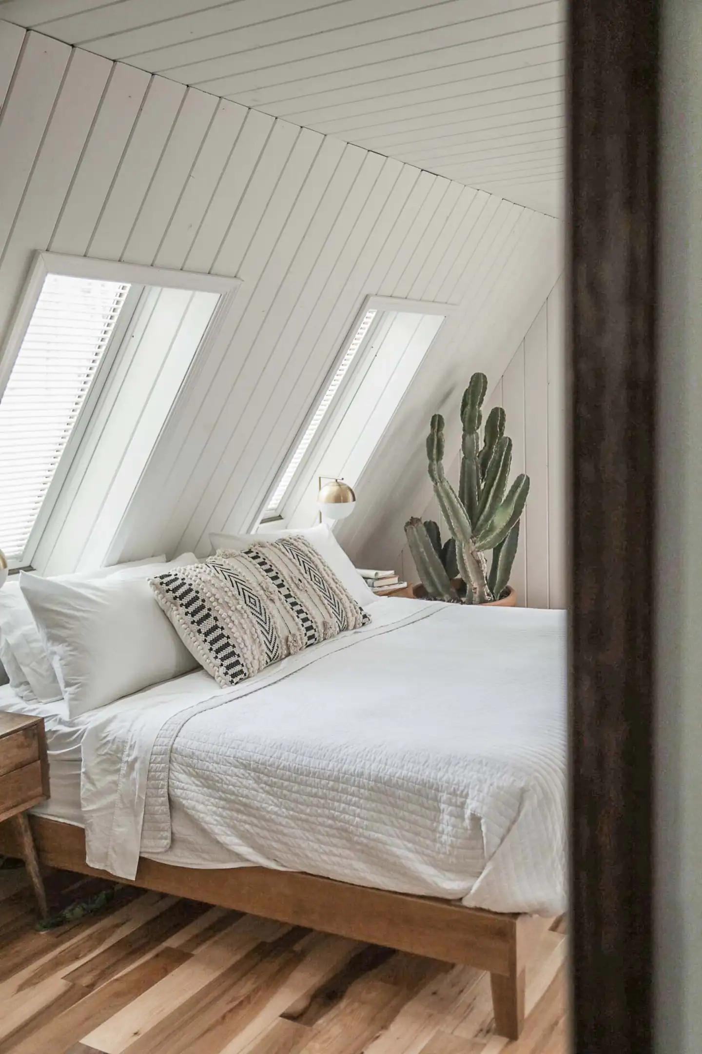 chambre lambrissée bois blanc