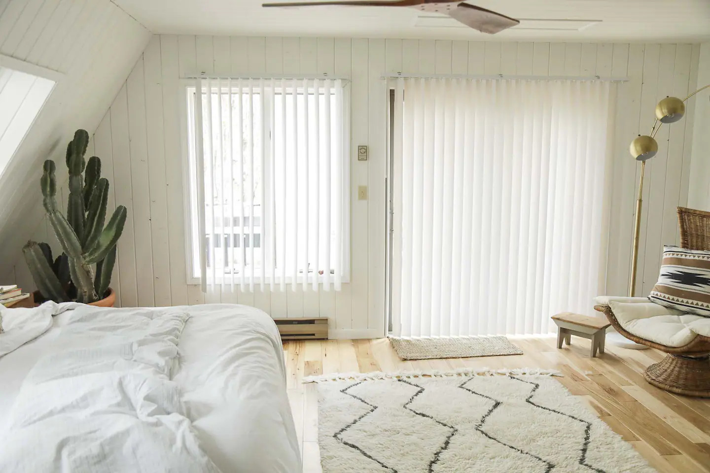 chambre lambrissée bois blanc