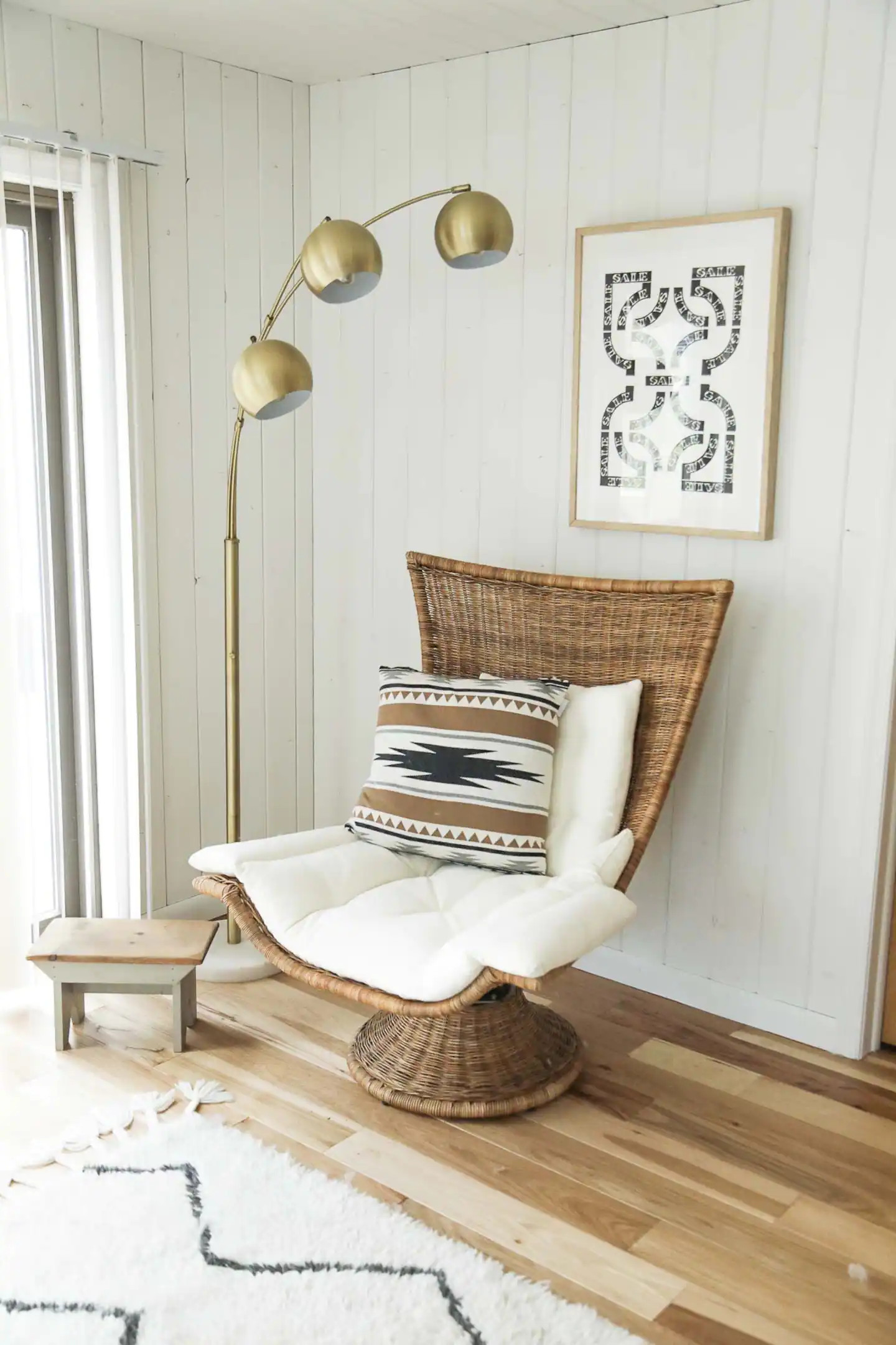 salon avec fauteuil rotin