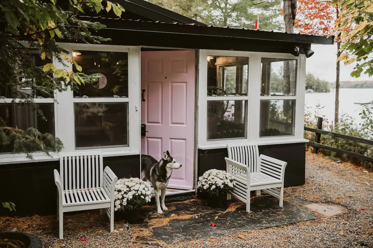 maison avec porte rose