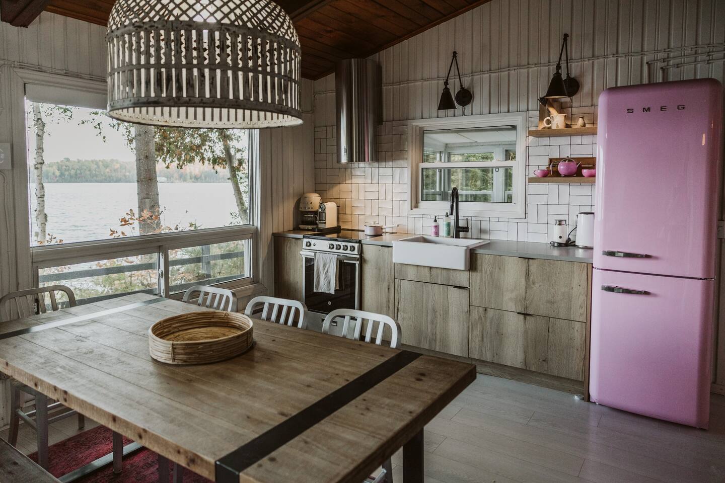cuisine maison en bois Smeg rose