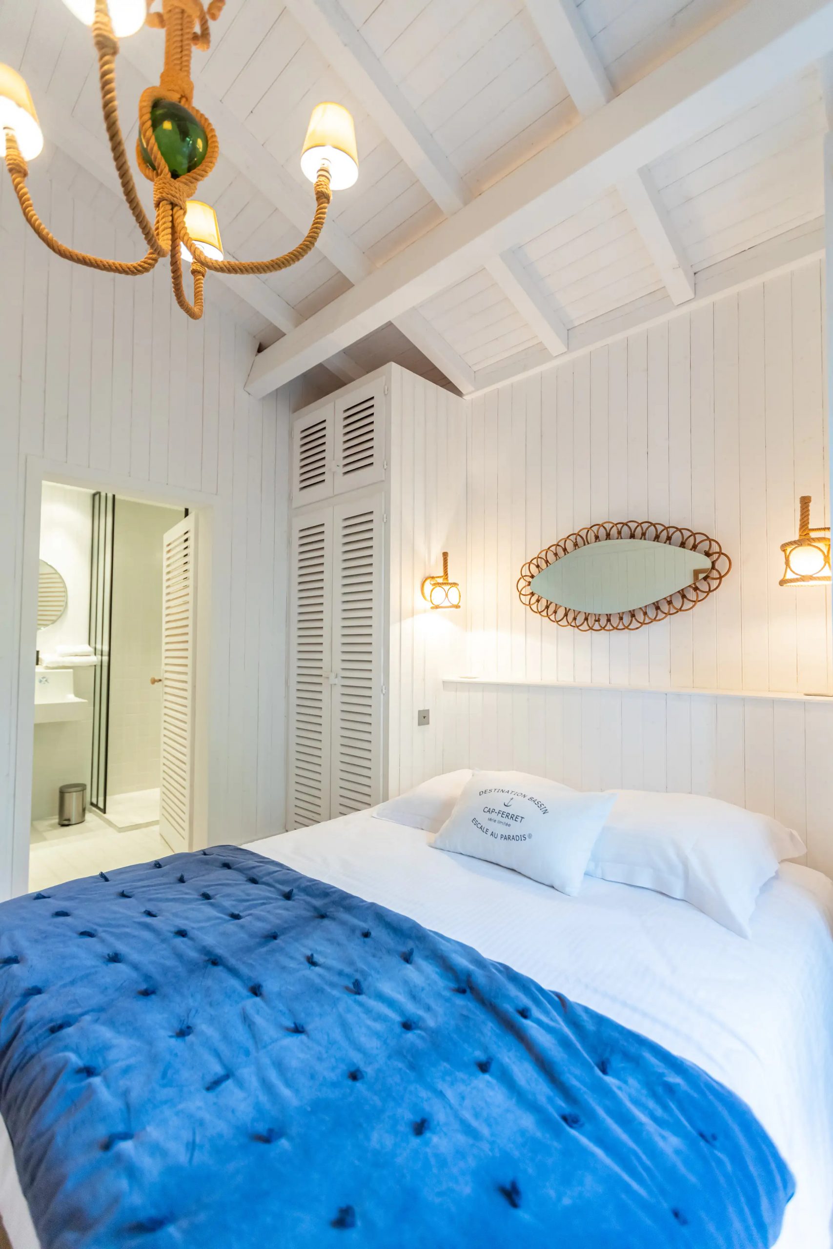 chambre blanche et bleue avec poutres chambre blanche et bleue avec poutres