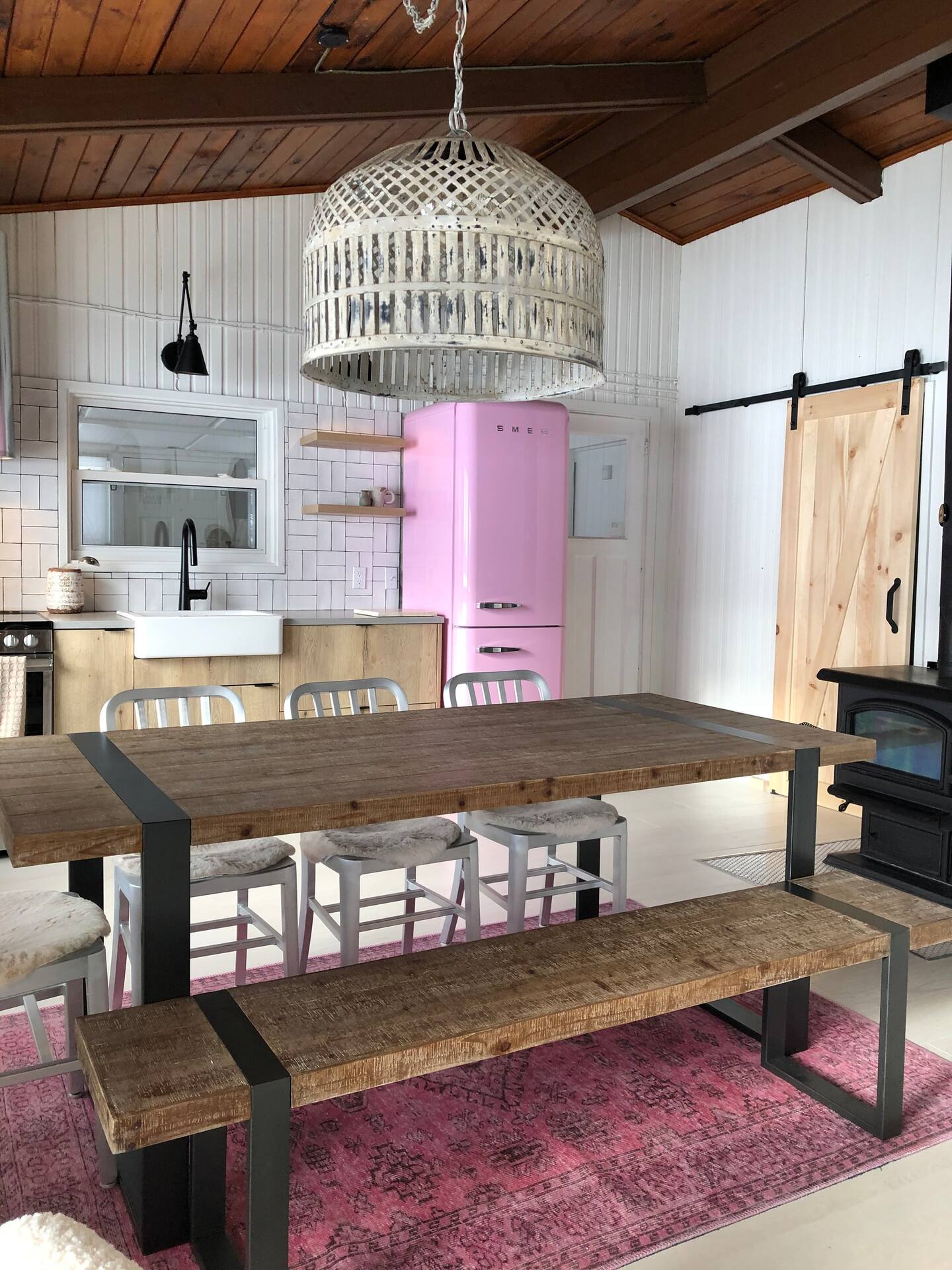 cuisine maison en bois Smeg rose