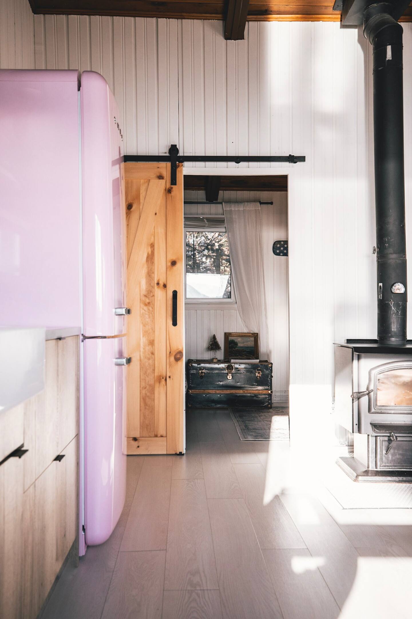cuisine maison en bois Smeg rose