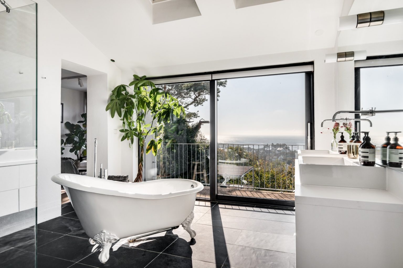 salle de bain avec baignoire îlot