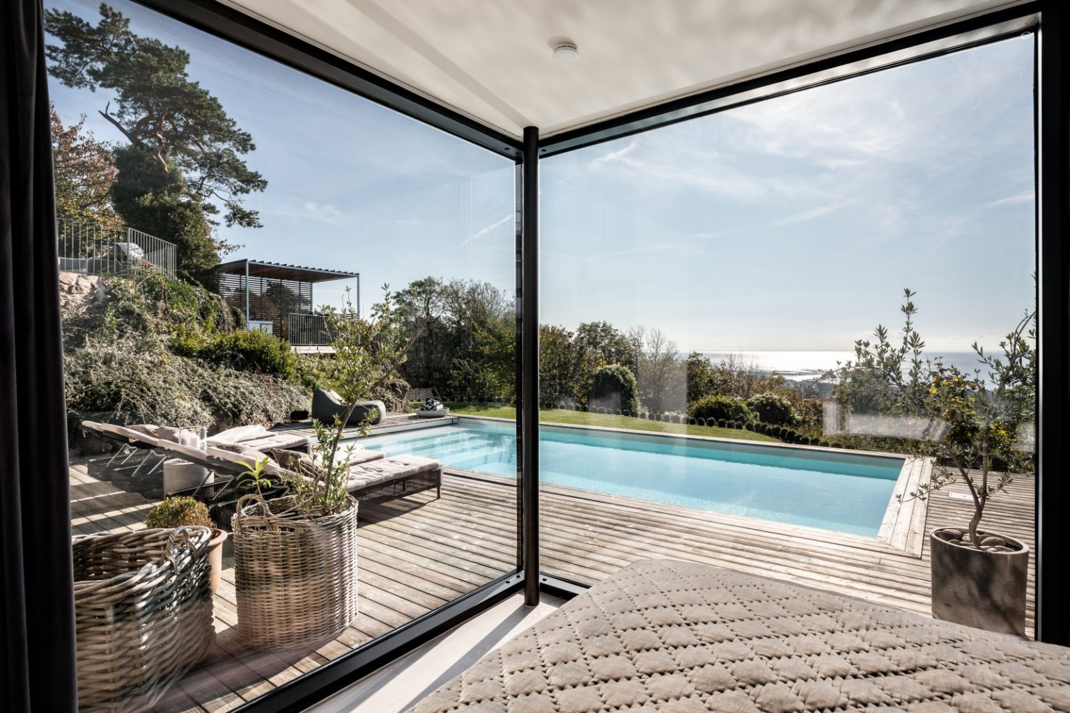 chambre avec vue mer et piscine