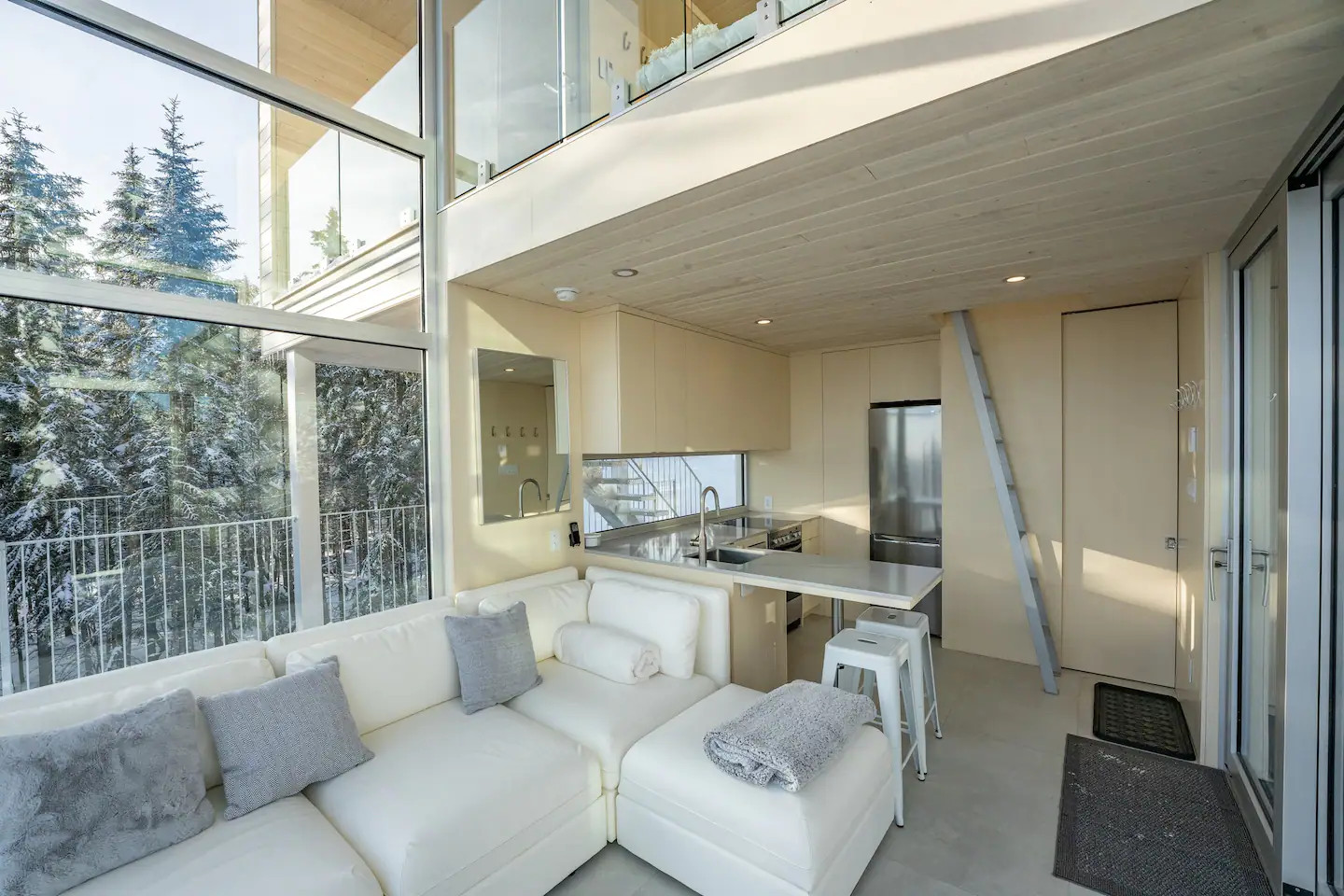 salon et cuisine ouverte petite maison contemporaine