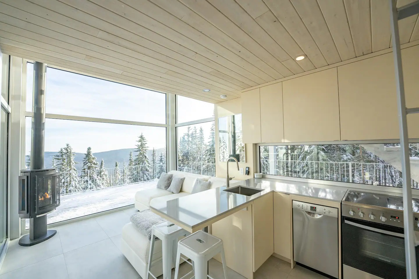 salon et cuisine ouverte petite maison contemporaine