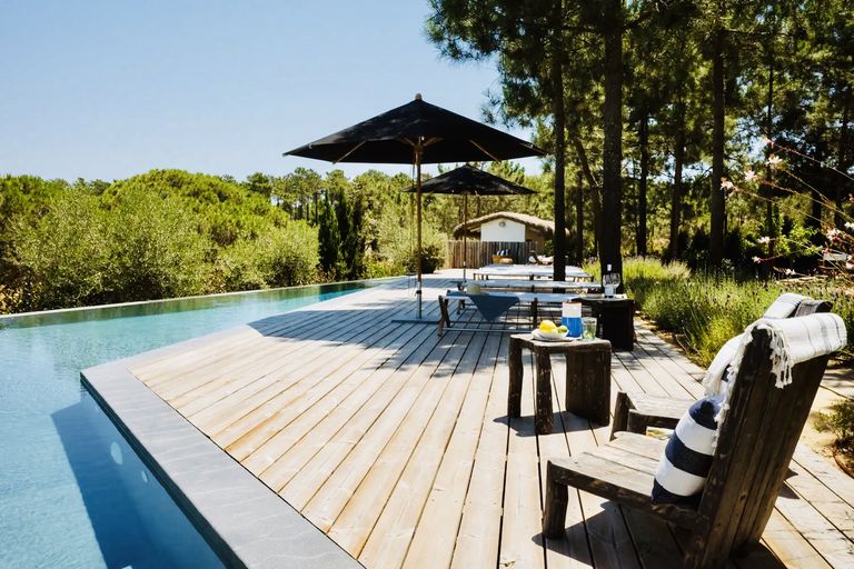 piscine et deck bois