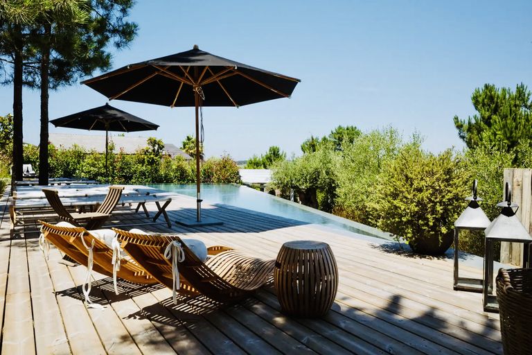 piscine et deck bois