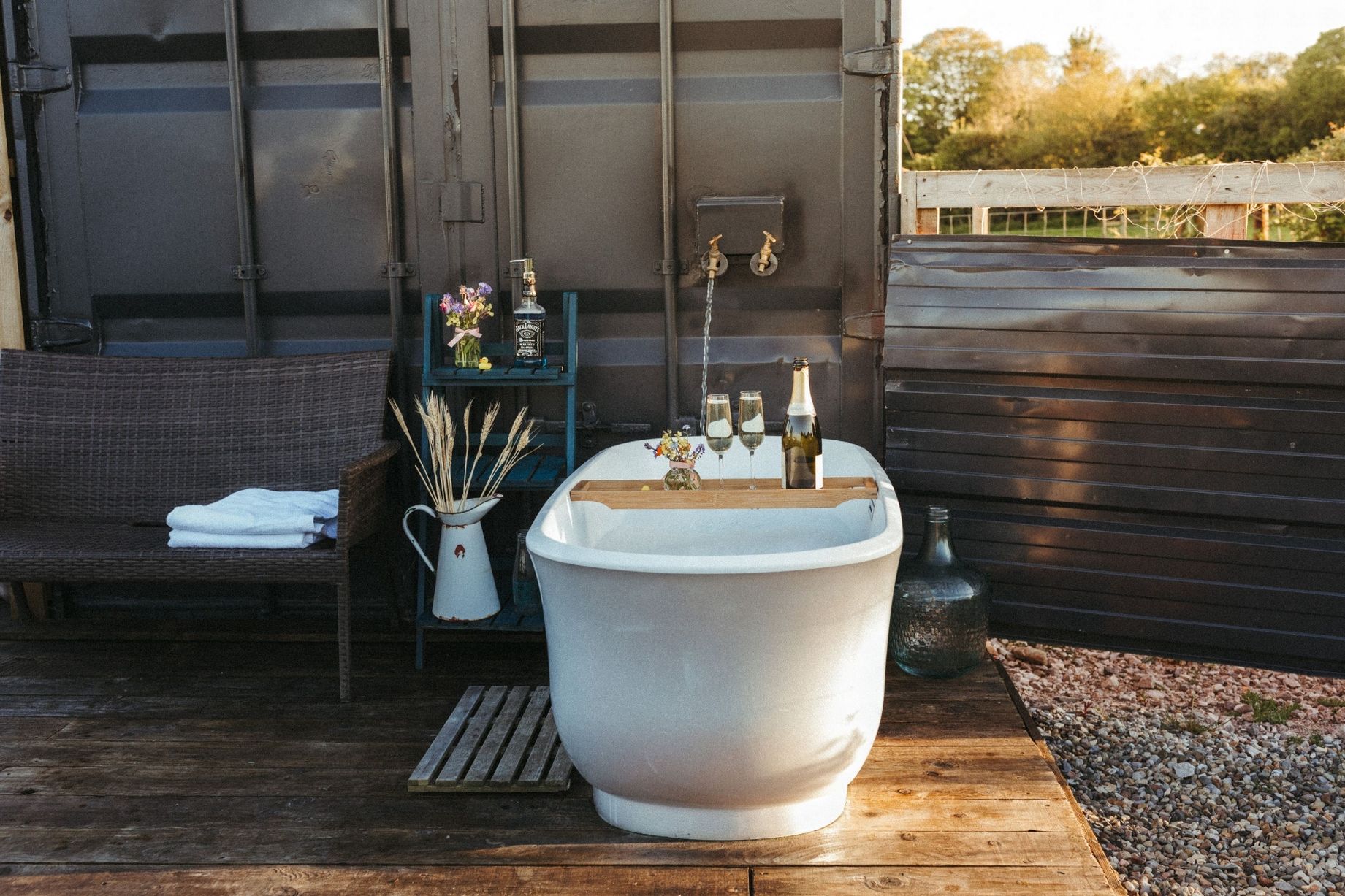 baignoire sur terrasse mini maison container baignoire sur terrasse mini maison container