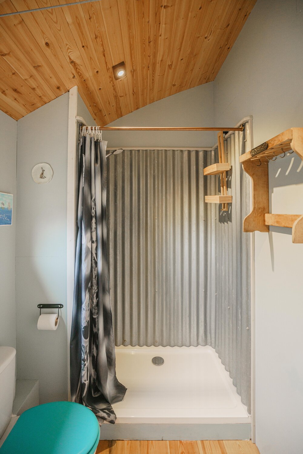 douche avec paroi métal