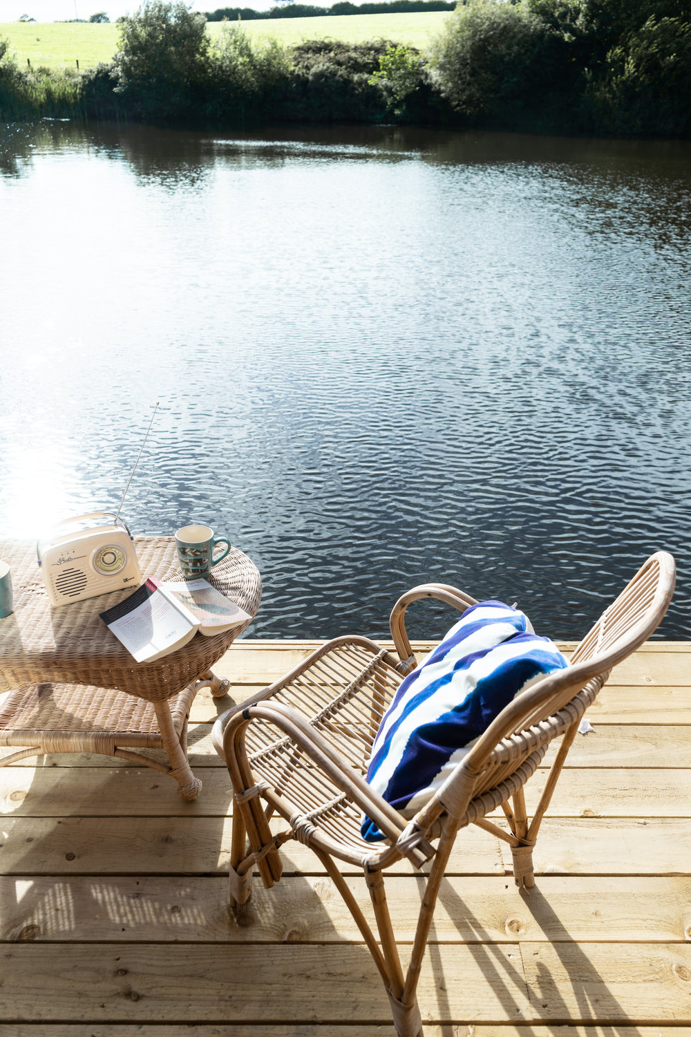 terrasse en bois sur l'eau