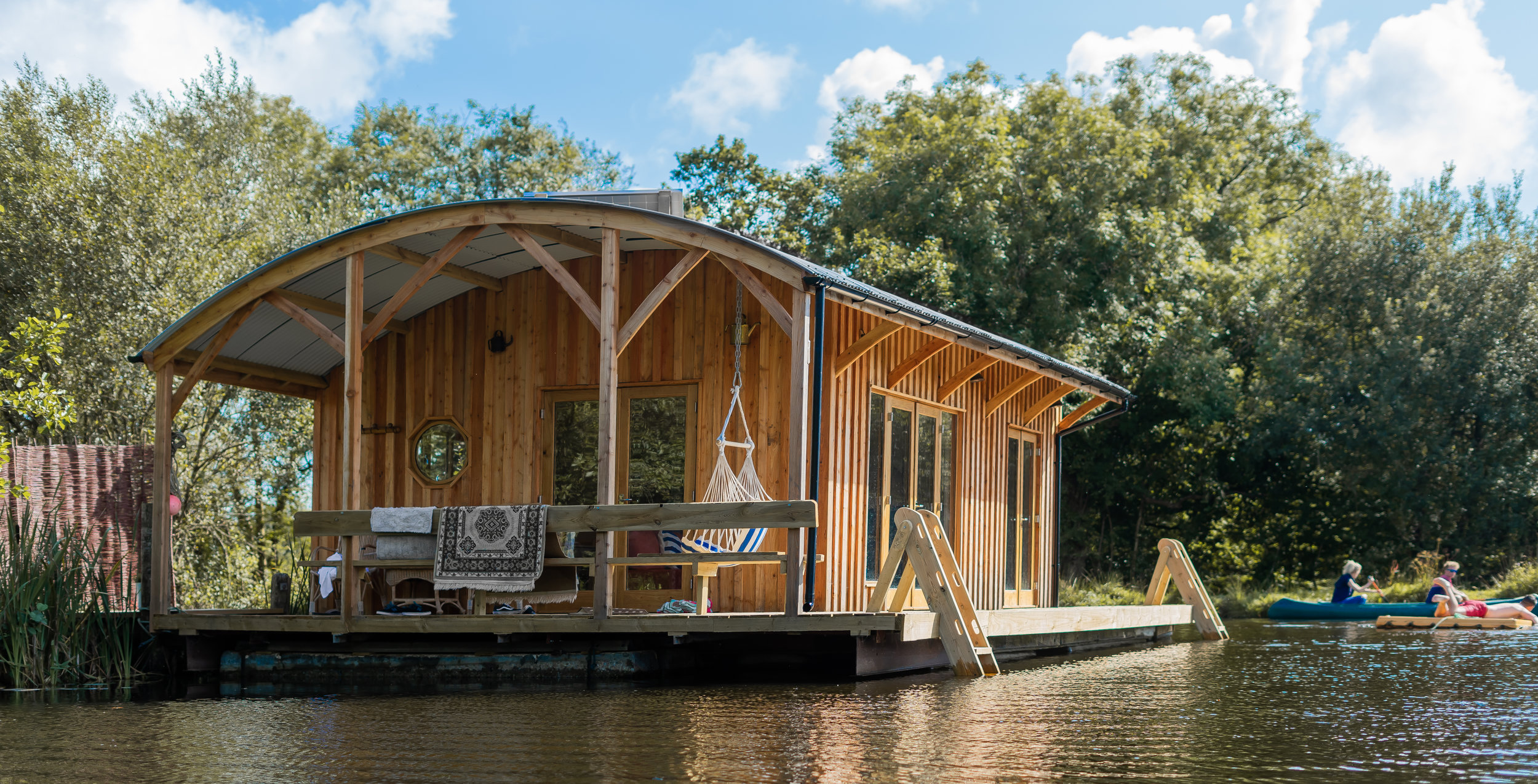 façade houseboat