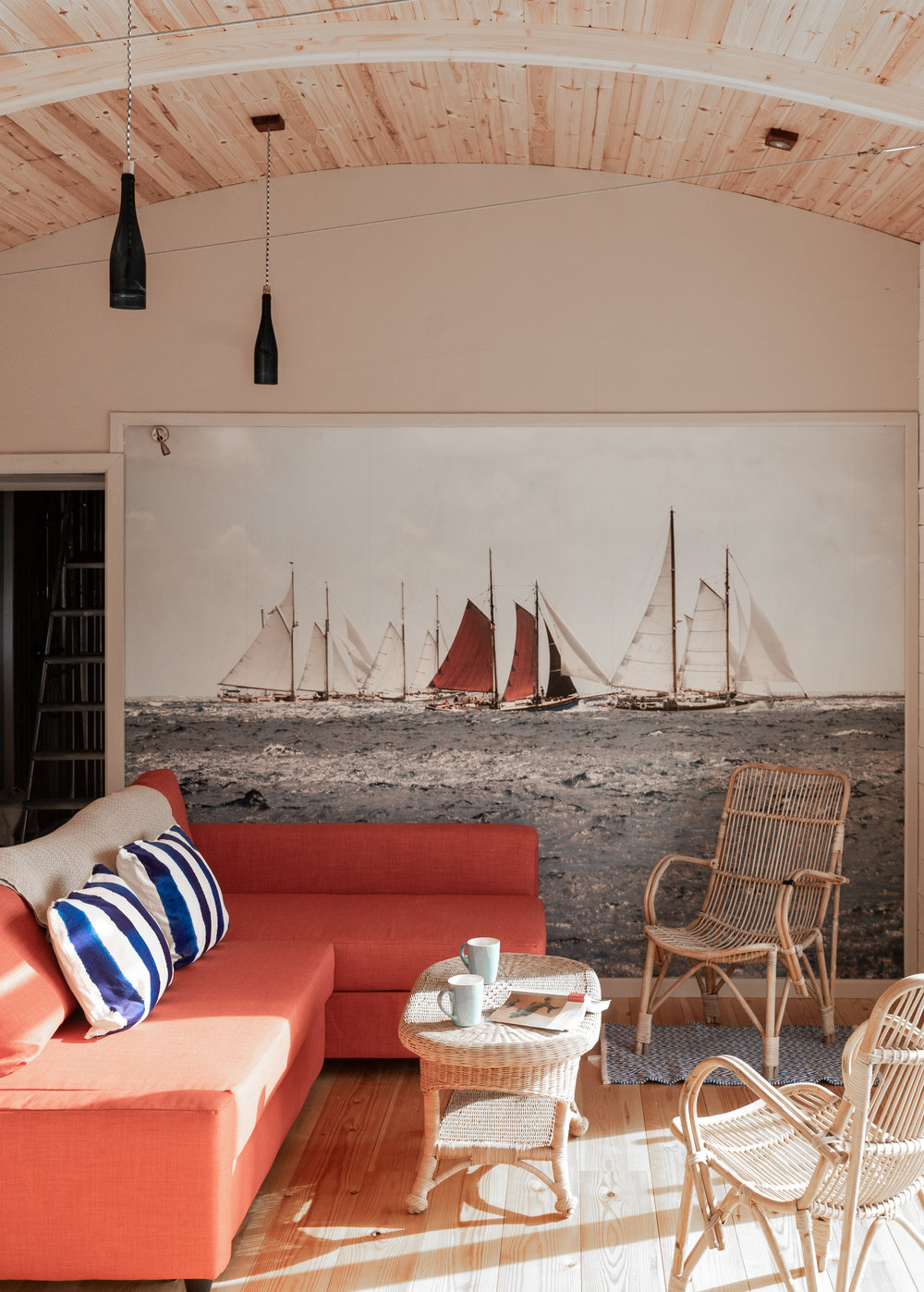 salon avec toit incurvé