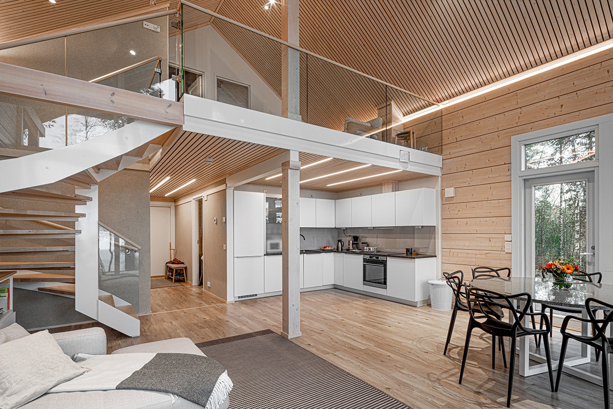 salon avec mezzanine vitrée maison en bois finlandaise