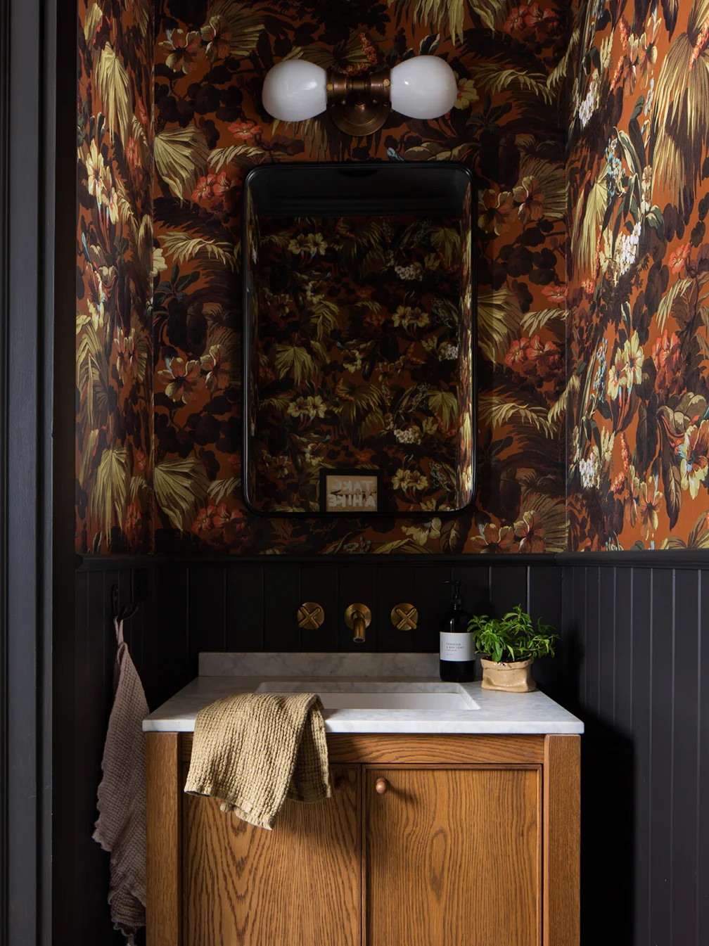salle de bain avec papier-peint exotique salle de bain avec papier-peint exotique