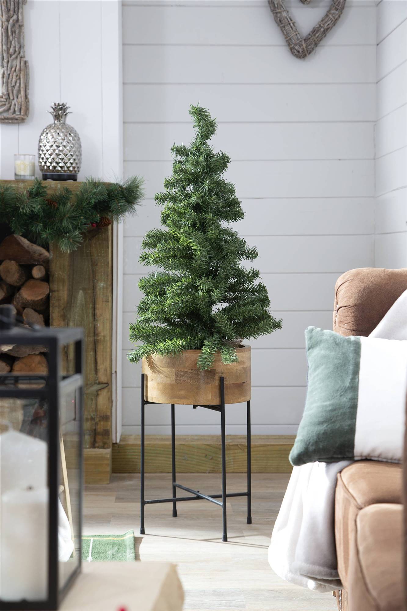 sapin dans porte plantes bois