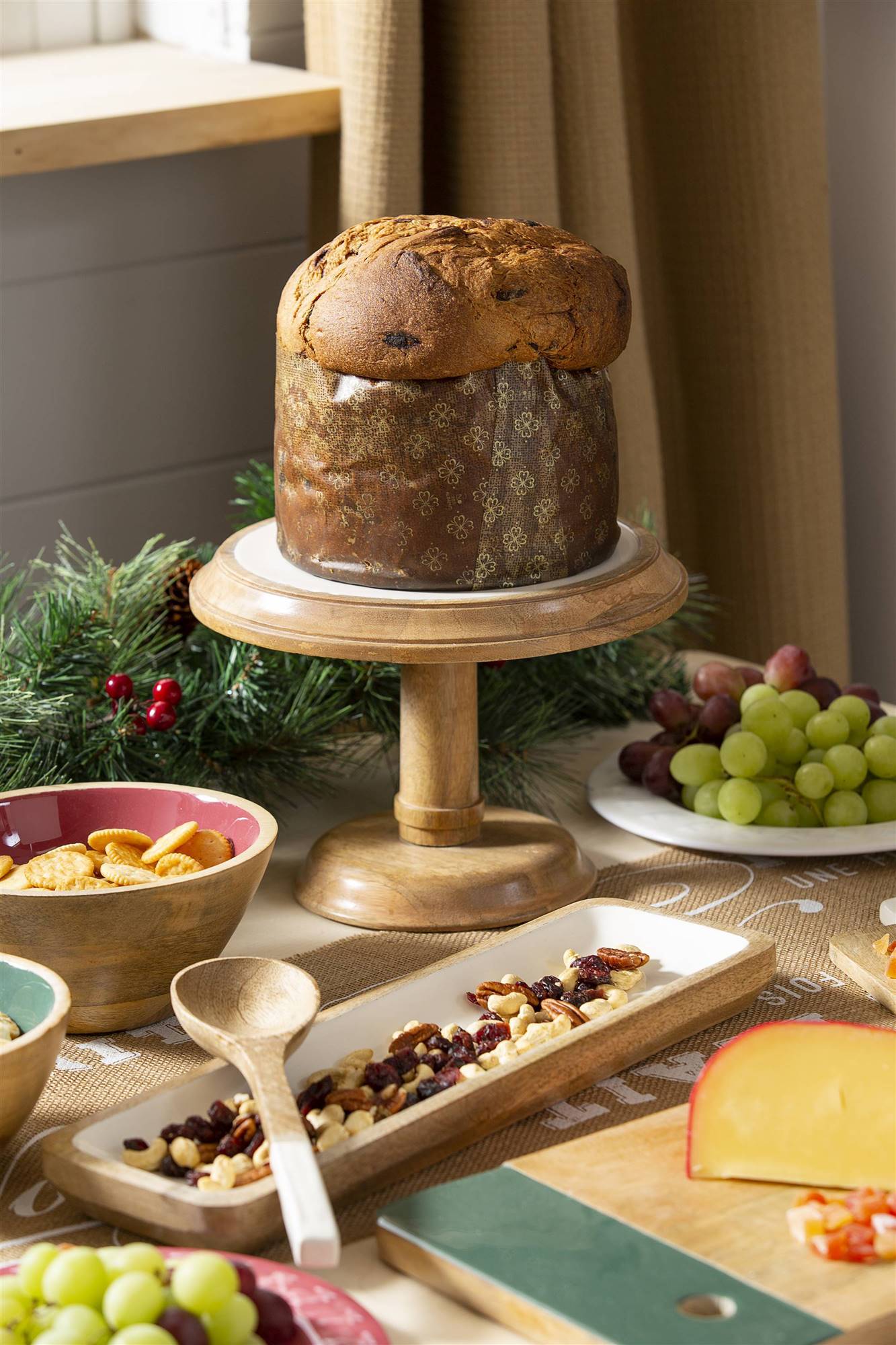 table avec présentoir à gâteau