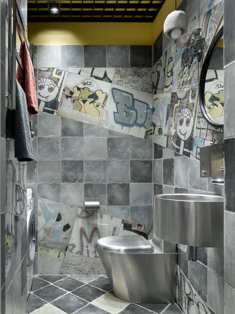 toilettes métal et graffiti décoration style loft toilettes métal et graffiti décoration style loft