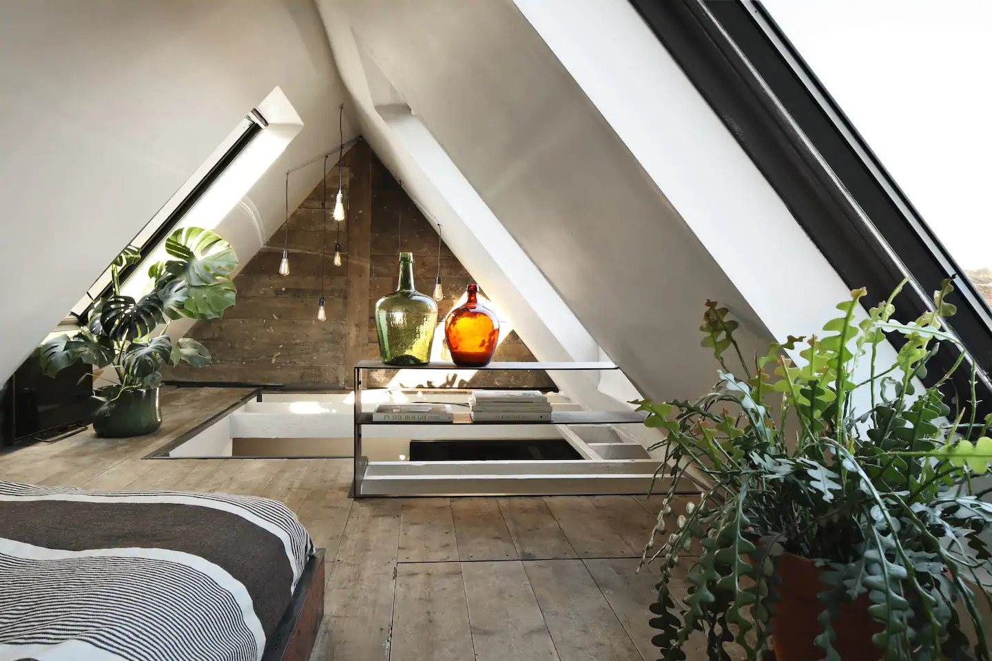chambre avec fenêtres de toit