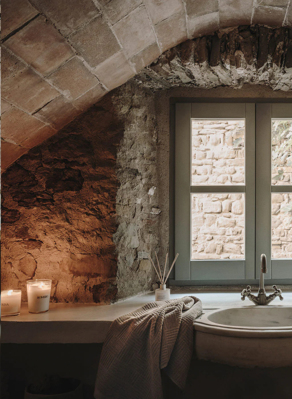 salle de bain voûtée avec mur en pierres salle de bain voûtée avec mur en pierres