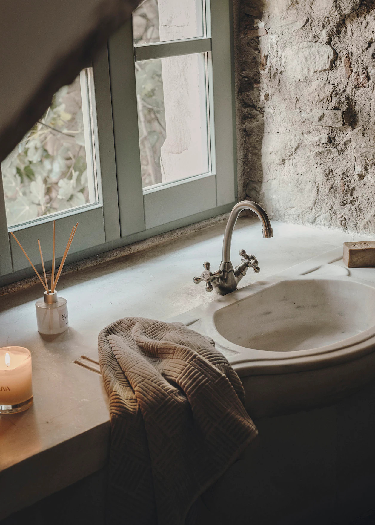 salle de bain voûtée avec mur en pierres salle de bain voûtée avec mur en pierres