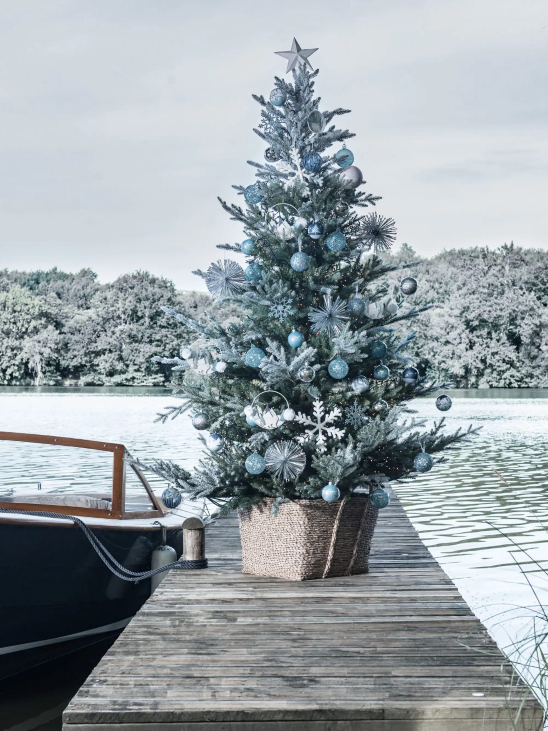 sapin de Noël décoré en bleu