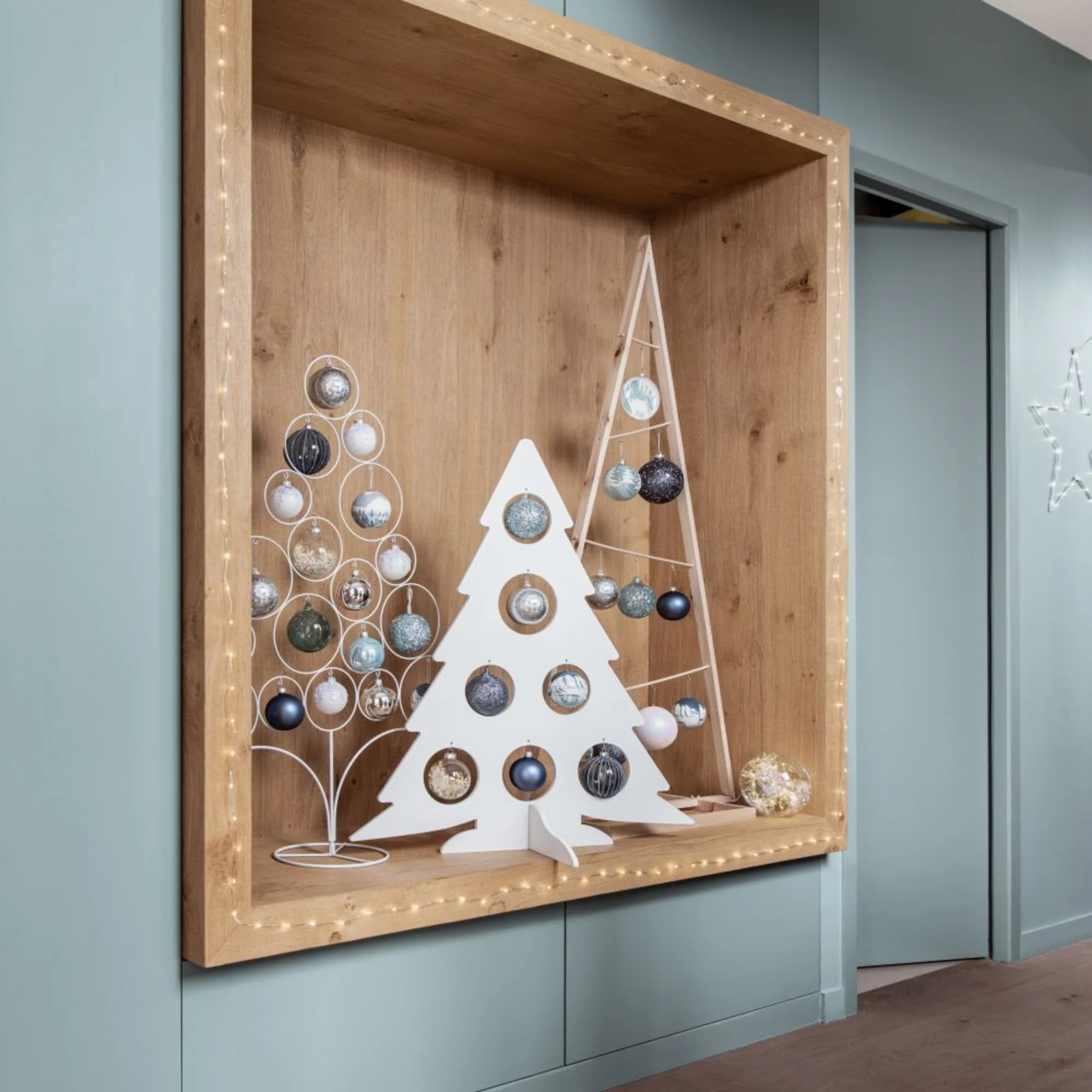 entrée avec sapin en bois et boules
