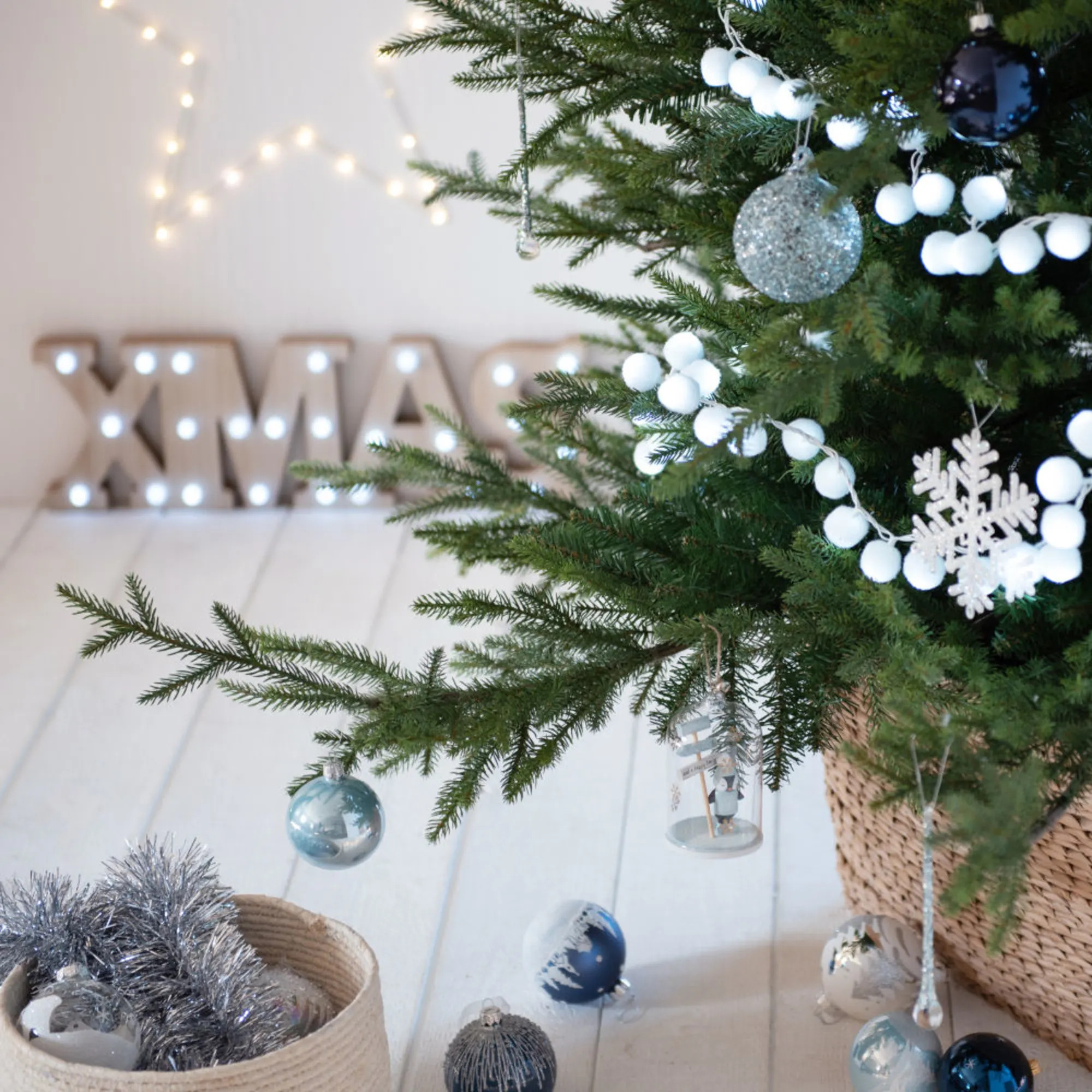sapin décoré en bleu et blanc