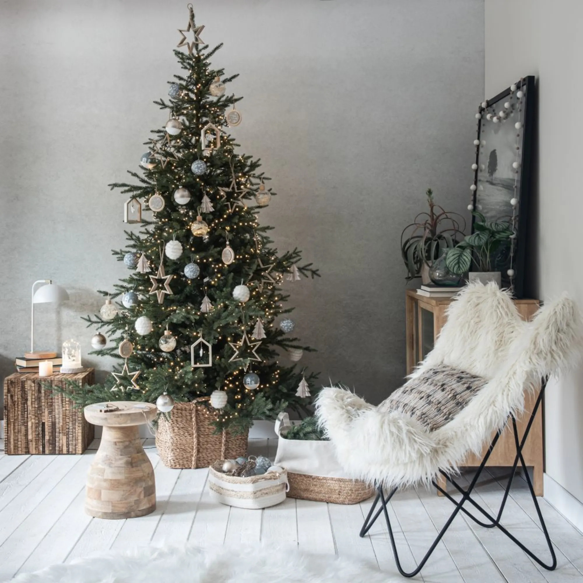 sapin décoré en bleu et bois