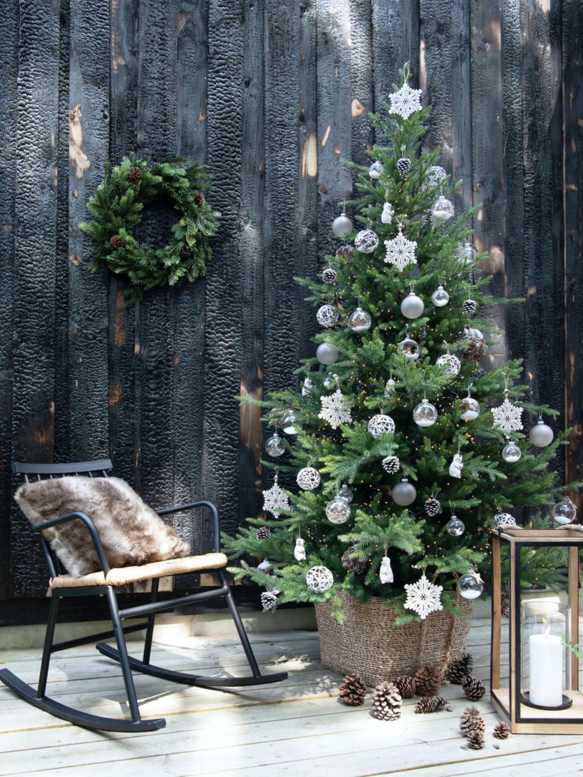 sapin sur terrasse maison en bois noir