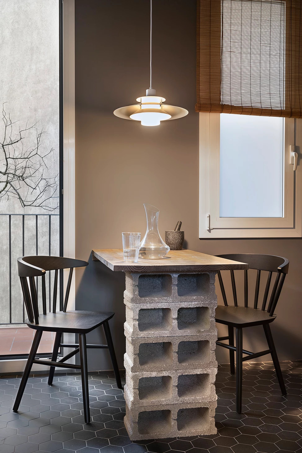 table en parpaings dans cuisine grise et bois table en parpaings dans cuisine grise et bois