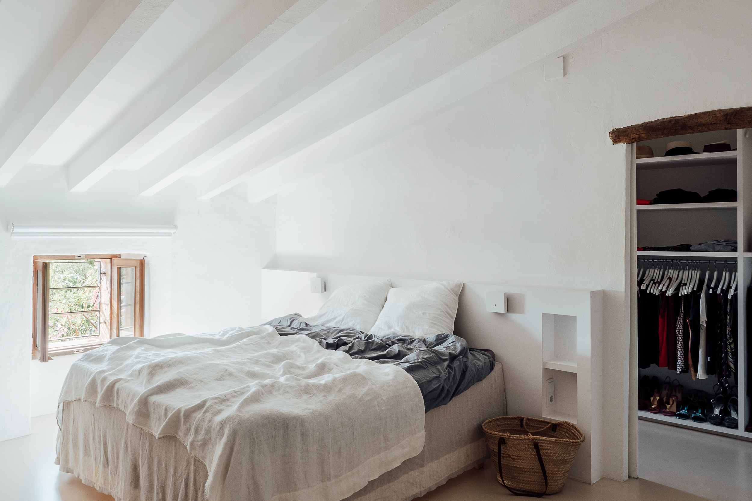 chambre sous combles avec poutres