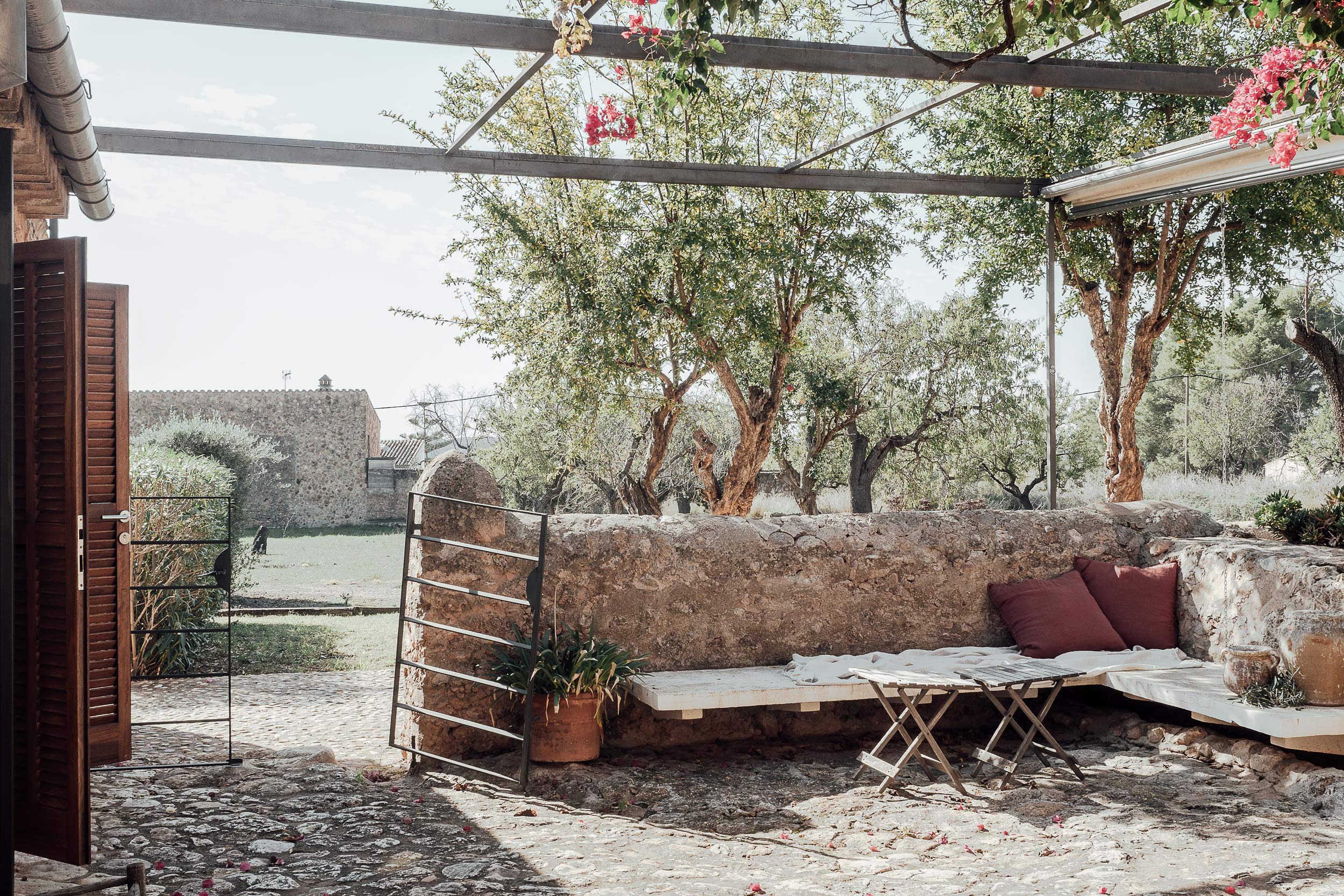 pergola acier maison en pierres Majorque