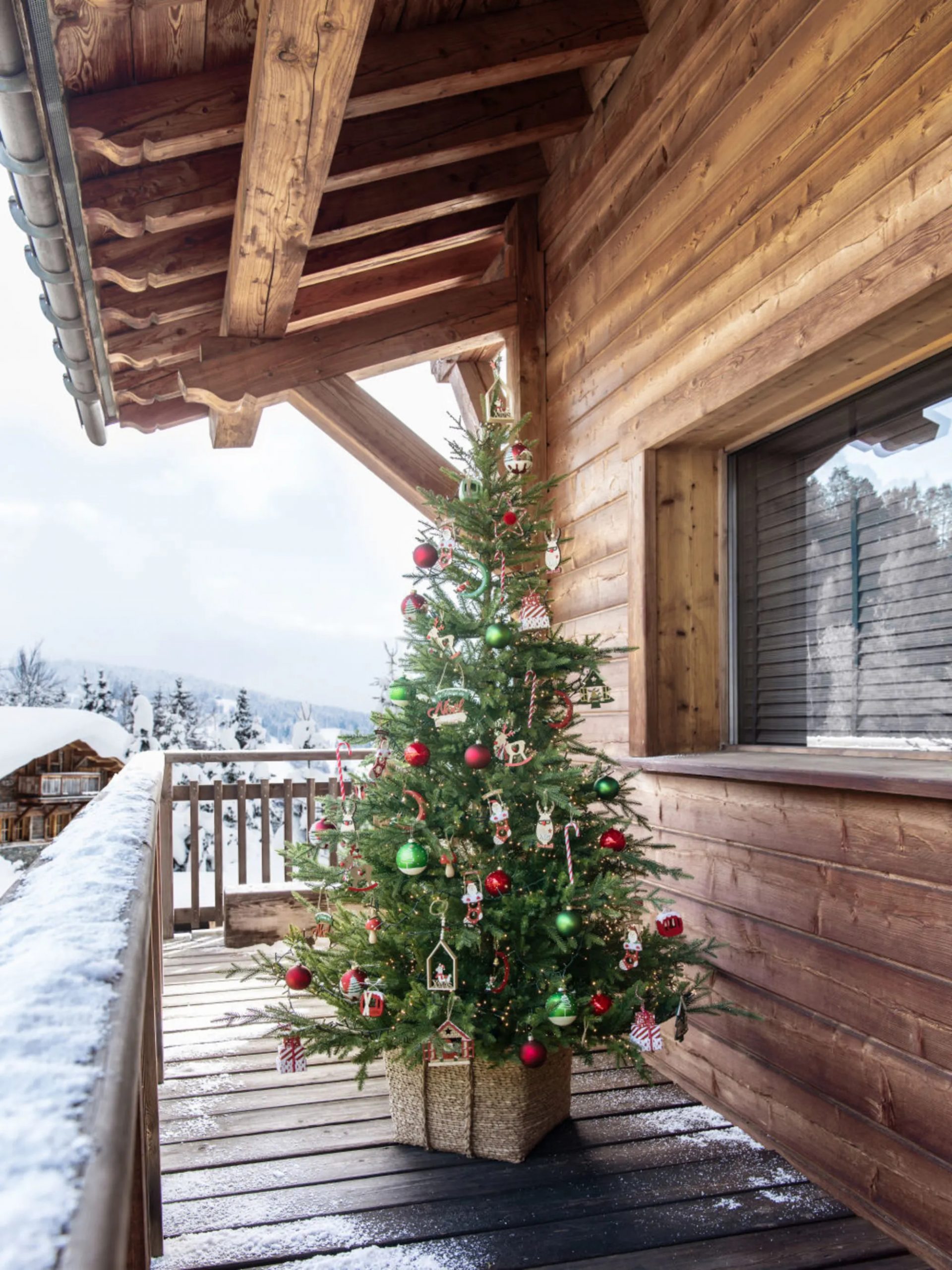sapin de Noël sur terrasse chalet sapin de Noël sur terrasse chalet