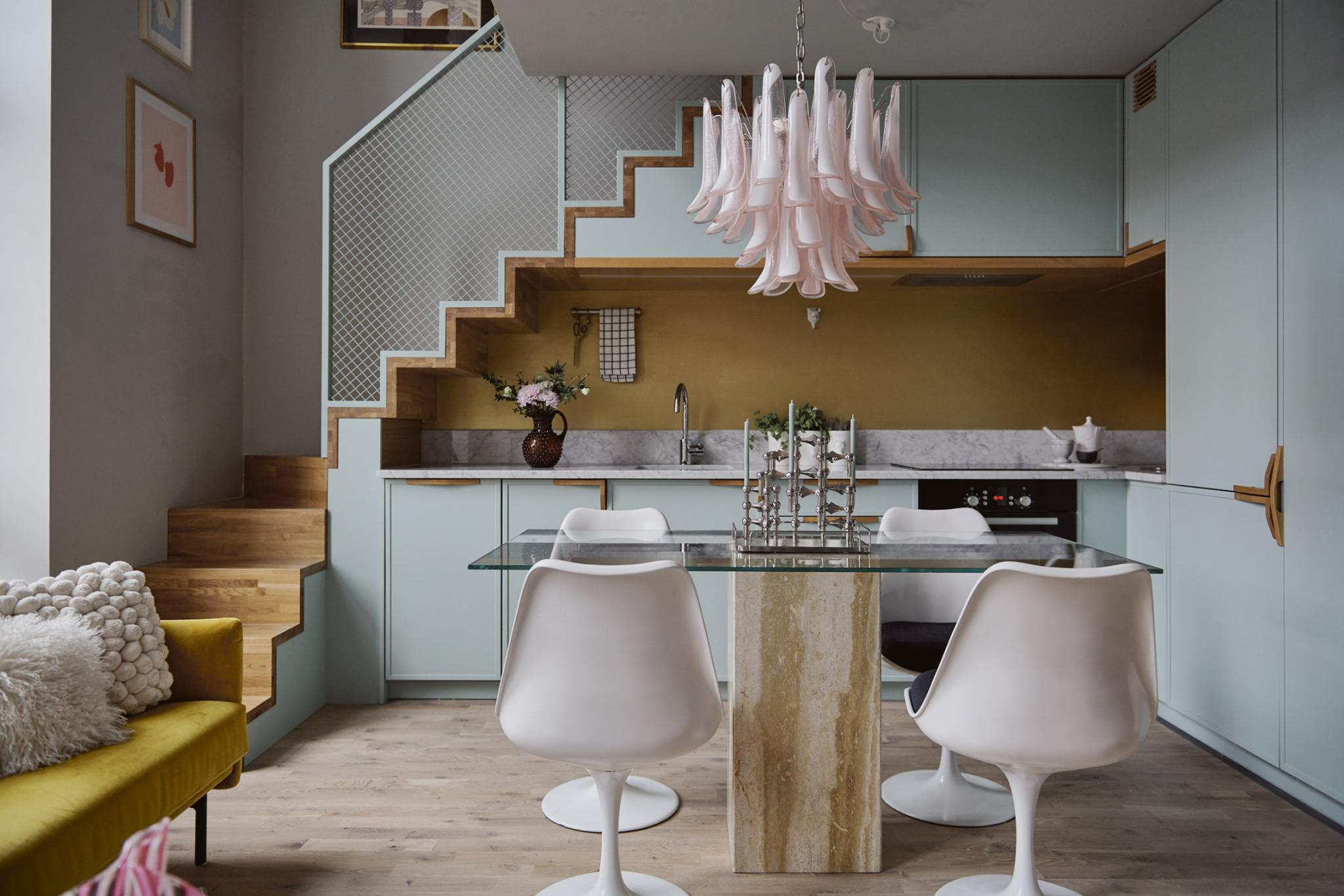 cuisine aménagée sous escalier