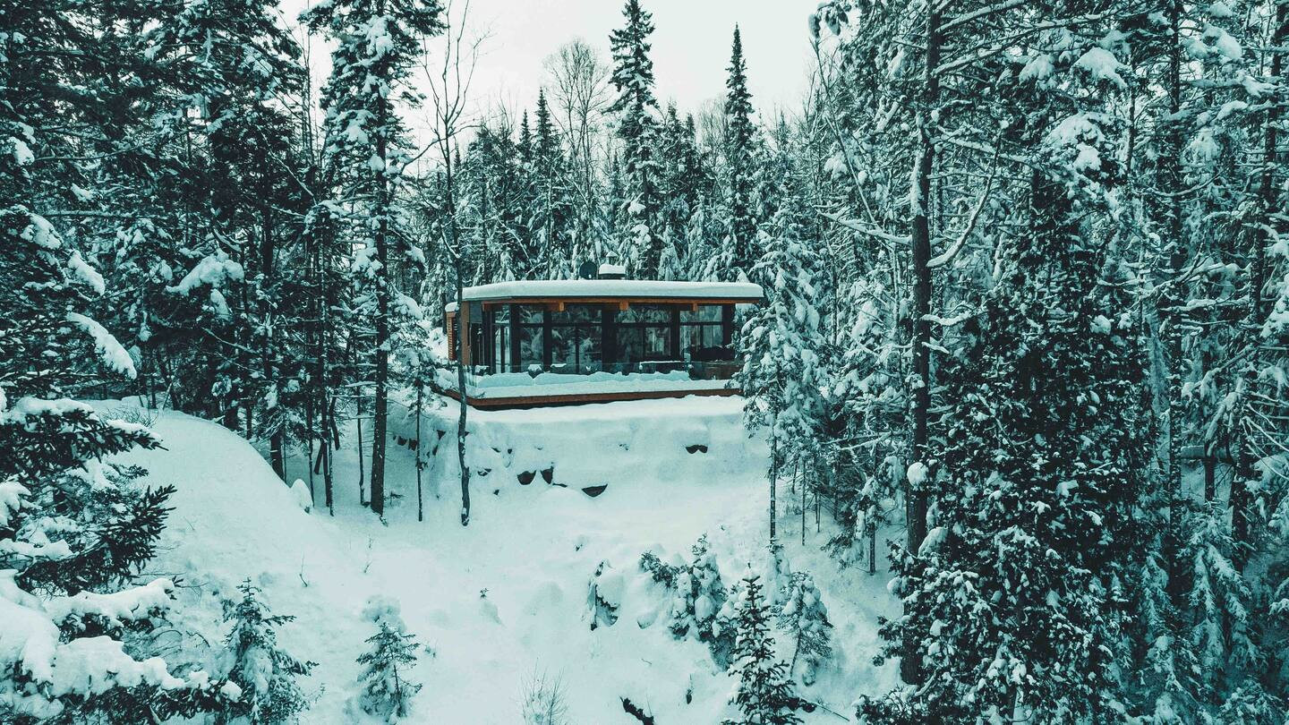 façade maison d'architecte dans la neige