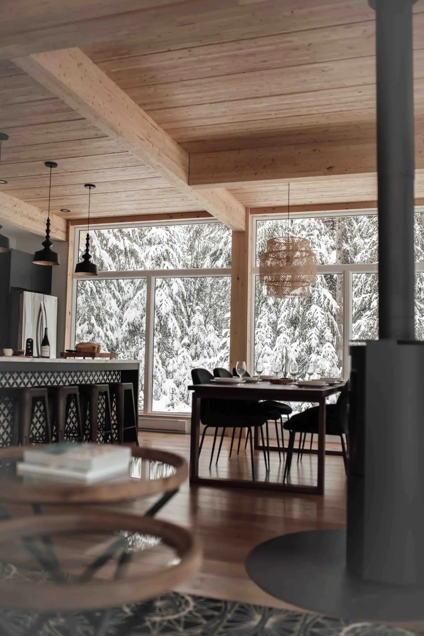 salon avec cuisine ouverte chalet contemporain