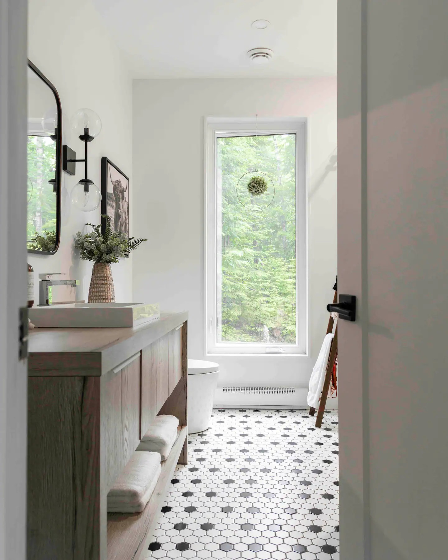 salle de bain avec fenêtre