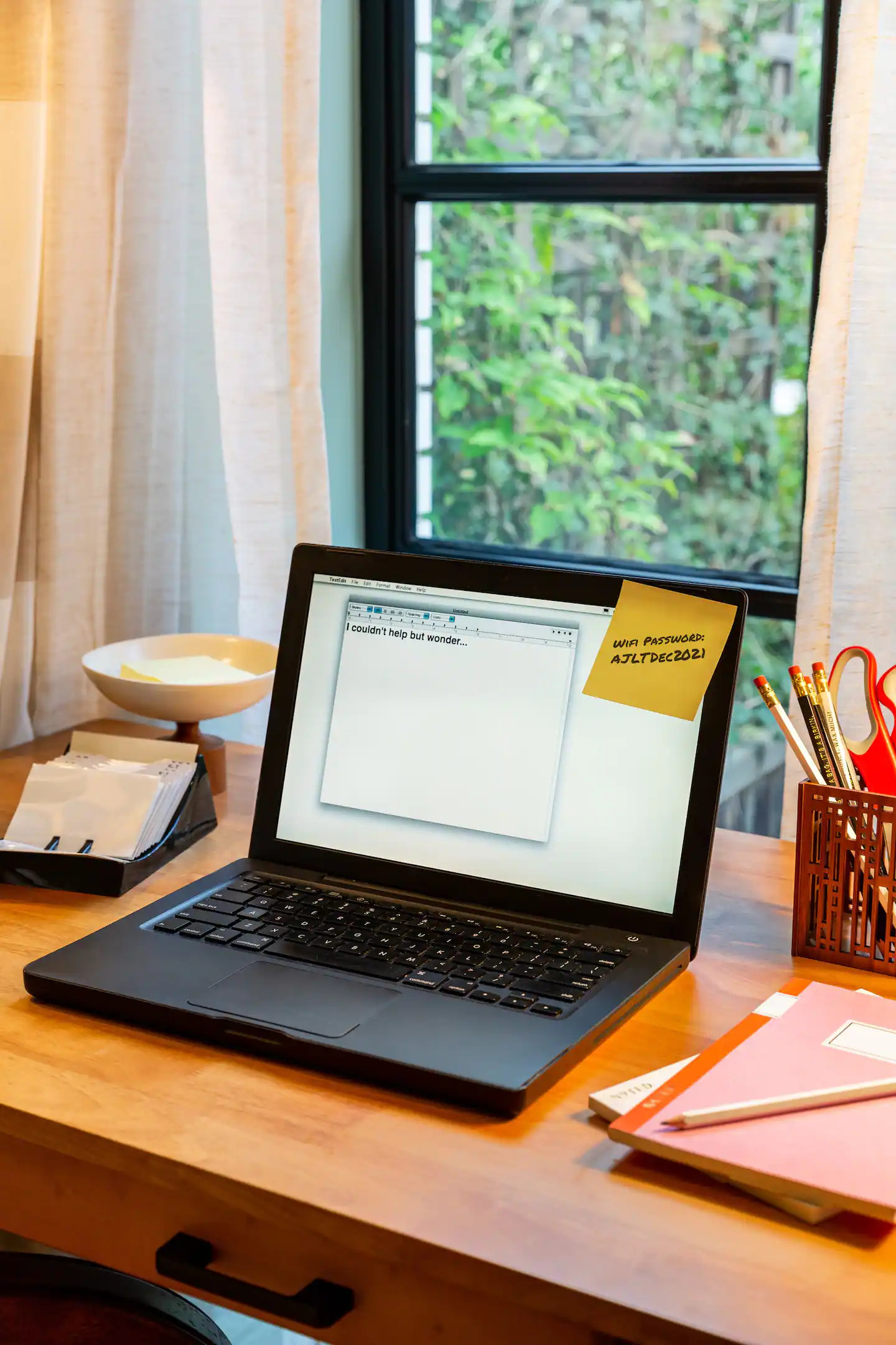 bureau avec ordinateur portable