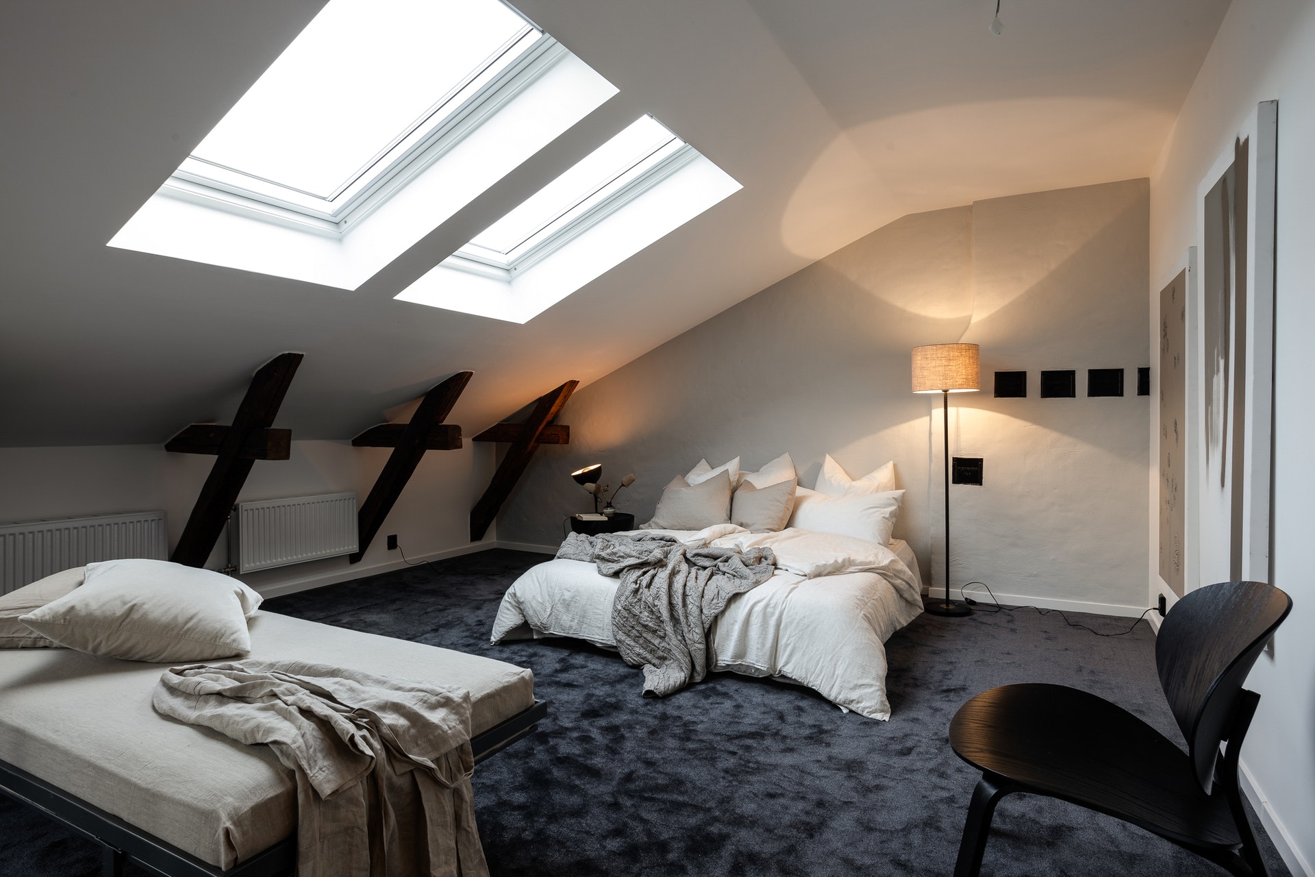 chambre avec fenêtres de toit